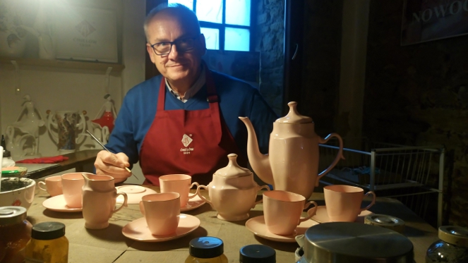 Michał Olszański podczas podpisywania porcelany (Fabryka Porcelany AS Ćmielów)