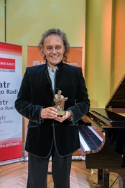 Piotr Salaber ze statuetką Amadeusza - nagrodą za debiut kompozytorski