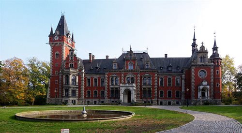Zespół pałacowo-parkowy w Pławniowicach znany też jako Pałac Ballestremów, znajduje się we wsi sołeckiej Pławniowice, położonej w województwie śląskim. Jego powstanie datuje się na XIV w.