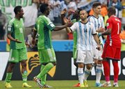 Piłkarze Nigerii i Argentyny dziękują sobie po zakończonym spotkaniu