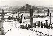 Groby na jednym z wielu cmentarzy w rejonie Workuty, w tle hałda kopalni. Workuta, 1955-1957