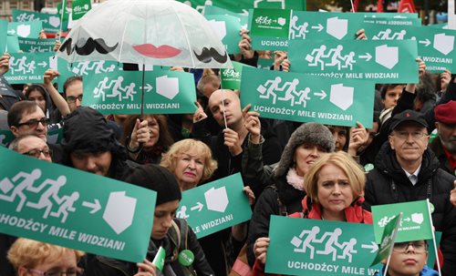 Manifestacja Uchodźcy mile widziani przed pomnikiem Mikołaja Kopernika w Warszawie