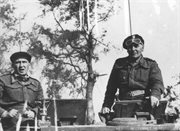 Gen. Stanisław Maczek (z prawej) na czołgu (Paryż, 1944)