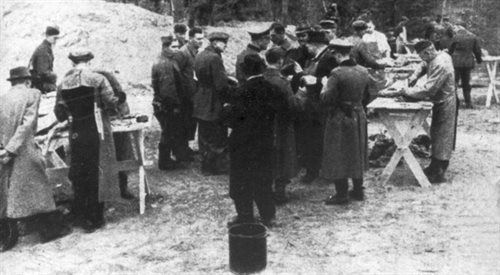 Katyń, Rosja, 1943 r. Obdukcja zwłok polskich oficerów zamordowanych w Katyniu w 1940 r. Powołana przez Niemców komisja stwierdziła, że ofiary zostały zastrzelone przez Rosjan