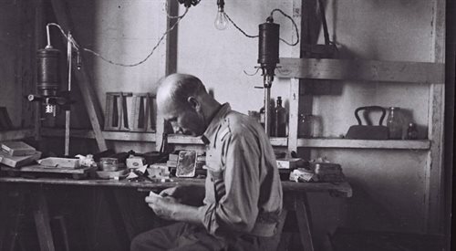 Ignacy Jaworowski, autor zdjęć, w ciemni fotograficznej, Irak 1943