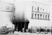 Główne wejście do zdemolowanego budynku KW PZPR. Radom, 25 czerwca 1976 