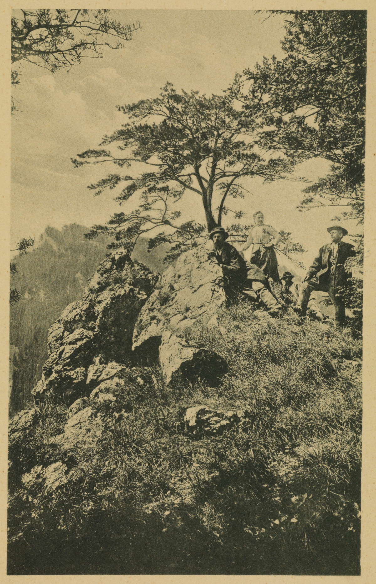 Pieniny - na szczycie Sokolicy, przed 1917 r. Fot. Awit Szubert/Polona