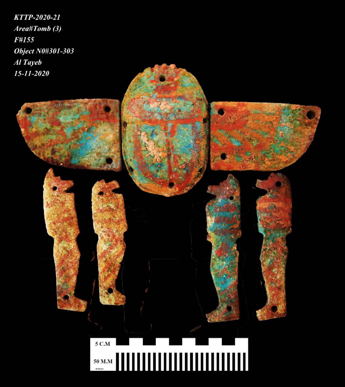 W "Złotym Mieście" odkryto liczne artefakty. Na zdjęciu: ozdoba z motywem skarabeusza. Fot. PAP/Zahi Hawass Center For Egyptology 