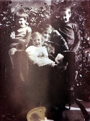 Maria Lutosławska z synami: Henrykiem, Witoldem i Jerzym, Moskwa, rok 1916.