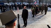 Oddanie hołdu żołnierzom AK przed Pomnikiem Polskiego Państwa Podziemnego