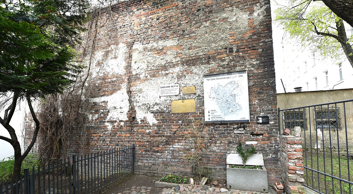 A section of the historic wall of the Warsaw Ghetto at 62 Złota Street. Photo: Adrian Grycuk [CC BY-SA 3.0 pl (https:creativecommons.orglicensesby-sa3.0pldeed.en)]