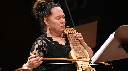 Warszawski koncert Nowe oblicza tradycji , Maria Pomianowska gra na odtworzonym przez siebie instrumencie  suce biłgorajskiej.