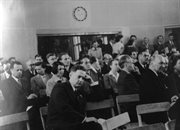 Zespół Rozgłosni Polskiej RWE w studiu nr 1 słucha inauguracyjnej audycji-manifestu (03.05.1952)

