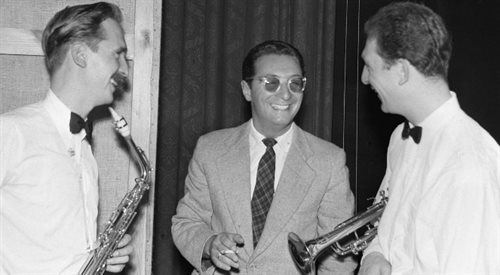 Leopold Tyrmand z muzykami na Festiwalu Jazzowym w Sopocie w 1957 r.