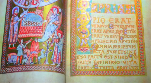 Dlaczego w tak lakoniczny sposób (zapis w roczniku) odnotowano tak doniosłe wydarzenie, jak chrzest władcy? Dlaczego nie ocalały inne rodzime źródła pisane opisujące ten fakt? Na zdj. reprint faksymile Codex Aureus Gnesnensis,  XI-wiecznego ewangeliarza przechowywanego w Bibliotece Katedralnej w Gnieźnie