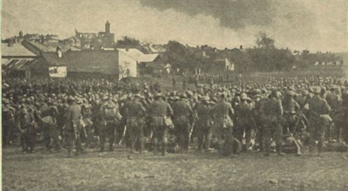 Żołnierze niemieccy na tle Gorlic
