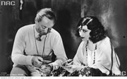 Pola Negri, polska aktorka teatralna i filmowa, międzynarodowa gwiazda kina niemego - fotografia sytuacyjna (w towarzystwie mężczyzny). Zdjęcie z okresu 1923 - 1934 