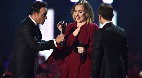 Adele odbiera statuetkę za globalny sukces