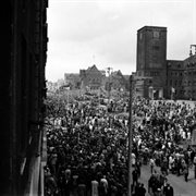 Manifestacja przed Zamkiem Cesarskim w Poznaniu u zbiegu Al. Niepodległości i ul. Święty Marcin (wówczas Armii Czerwonej), w którym siedzibę miało Prezydium Miejskiej Rady Narodowej. Poznań, czerwiec 1956