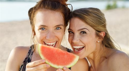 W czerwcu 2016 roku w American Journal of Public Health opublikowano badania, z których wynika, iż spożywanie warzyw i owoców podnosi poziom odczuwanego szczęścia. Potwierdzają to także badania polskich naukowców