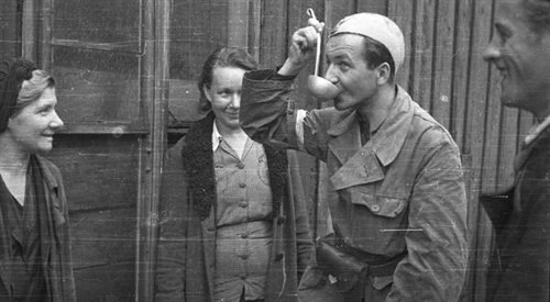 Śródmieście Północne. Por. Stanisław Jankowski Agaton pije kompot z chochelki w rejonie pl. Kazimierza Wielkiego, zdjęcie z 3 sierpnia 1944.