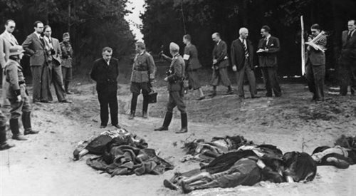 Niemcy pokazują zagranicznym dziennikarzom zwłoki rzekomo pomordowanych przez Polaków Volksdeutschów. Bydgoszcz, 1939 rok.