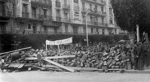 Barykada wzniesiona podczas wojny o niepodległość w Algierze, styczeń 1960 fot. WikipediaccChristophe Marcheux.