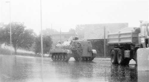Pojazdy opancerzone armii jugosłowiańskiej na granicy Chorwacji i Słowenii w czerwcu 1991 r.