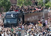 Niemieccy piłkarze nie zdecydowali się na świętowanie z kibicami na dachu zwykłego autobusu. Zamiast niego wybrali imponującą ciężarówkę Mercedesa