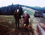 Kardynał Karol Wojtyła (z prawej) na wycieczce w górach, 1967