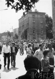Ulica 1 Maja. Pracownicy radomskich zakładów idą w kierunku budynku KW PZPR. Radom, 25 czerwca 1976 