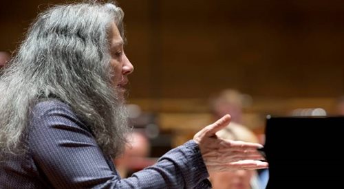 Martha Argerich. Nie pierwszy raz zmierzyła się z Koncertem a-moll Schumanna. Tym razem miała jednak godnych siebie partnerów w muzykowaniu - Berlińskich Filharmoników