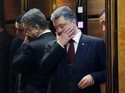 Prezydent Ukrainy Petro Poroszenko w windzie, opuszcza mińskie negocjacje