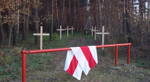 Kuropaty. Na miejsce stalinowskich zbrodni, gdzie spoczywać może nawet 200 tysięcy osób, krzyże przynoszą zwykli Białorusini, mieszkańcy Mińska