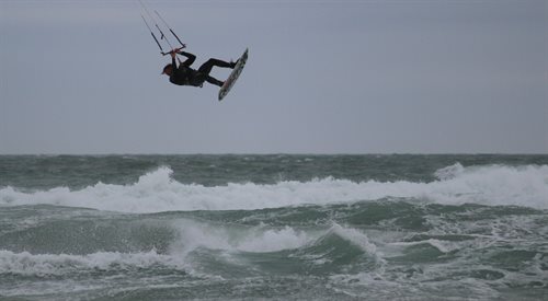 W Kołobrzegu panują bardzo dobre warunki dla kitesurferów - przekonuje gość Czwórki i zdradza, gdzie najlepiej rozpocząć przygodę z tym sportem