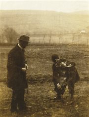 Fotografuje P. Greck, przygląda się Eustachy Turzański, majątek Wybranówka,
pow. Bóbrka, woj. lwowskie, 1923 r.