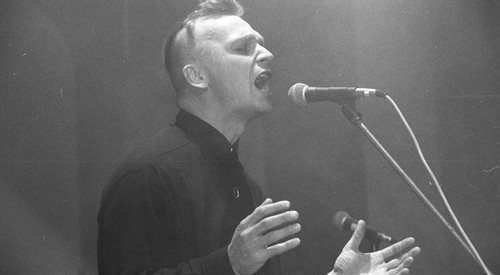 Grzegorz Ciechowski na koncercie Rock for AIDS w Hali Gwardii w Warszawie w 1992 roku