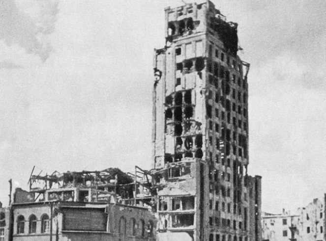 Prudential, pierwszy warszawski wieżowiec, zniszczony w czasie Powstania Warszawskiego w 1944 roku. Zdjęcie wykonane w 1945 roku