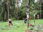 Opozycja białoruska porządkuje Kuropaty, miejsce pochówku tysięcy ofiar stalinowskich mordów 