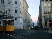 Tradycyjne żółte tramwaje, strome uliczki i Tag w tle - oto Lizbona w pigułce