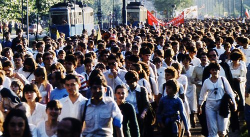 Tłum na łódzkiej ulicy w 1983 r.