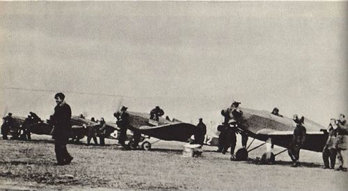 Samoloty szkolne Ut-2 na lotnisku Szkoły Orląt w Dęblinie w 1947 roku fot. Wikipediacc.