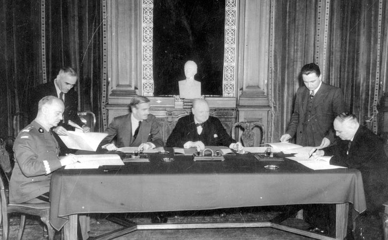 Podpisanie układu, Londyn 30 lipca 1941. Od lewej: Sikorski, Eden, Churchill i Majski. fot. Wikimedia Commons