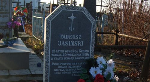 Grodno. Cmentarz Pobernardynski. Symboliczny pomnik ku pamieci T. Jasinskiego. Stan z 2009 r.