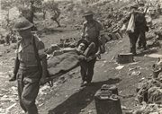Bitwa pod Monte Cassino – sanitariusze niosący na noszach rannego żołnierza. Monte Cassino, Włochy, 18.05.1944