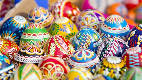 W niektórych okolicach do dziś stosuje się rozróżnienie: kraszanka  jajko tylko barwione, pisanka  jajko z wyrysowanymi lub wyrytymi wzorkami.