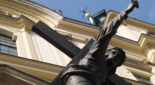 Figura Jezusa przed Bazyliką Św. Krzyża w Warszawie, skąd w każdą niedzielę nadawana jest msza święta