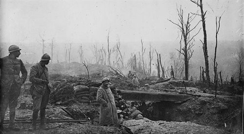 Francuscy żołnierze w okopach w północno-zachodniej Francji, bitwa pod Verdun