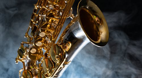 Saksofon to instrument dęty drewniany z grupy aerofonów stroikowych