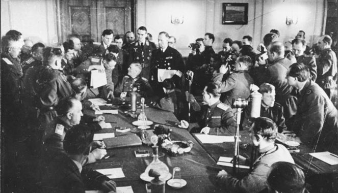 Berlin-Karlshorst, 8 maja 1945. Podpisanie aktu kapitulacji III Rzeszy. Wikipedia/cc. Źr.: Bundesarchiv